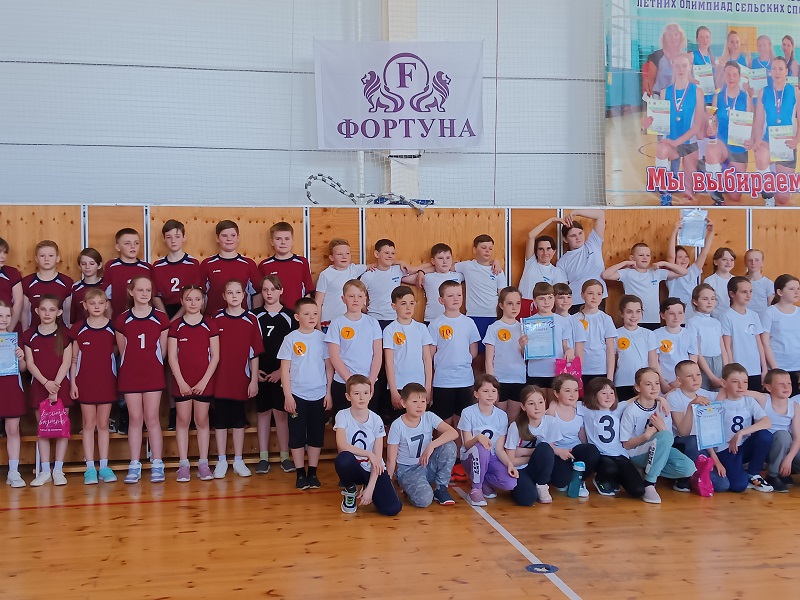 21 апреля на базе спорткомплекса «Рудный» прошли районные соревнования среди команд учащихся школ Змеиногорского района «Весёлые старты».