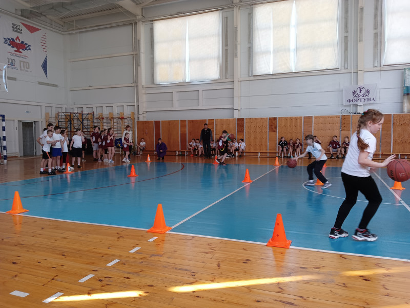 21 апреля на базе спорткомплекса «Рудный» прошли районные соревнования среди команд учащихся школ Змеиногорского района «Весёлые старты».